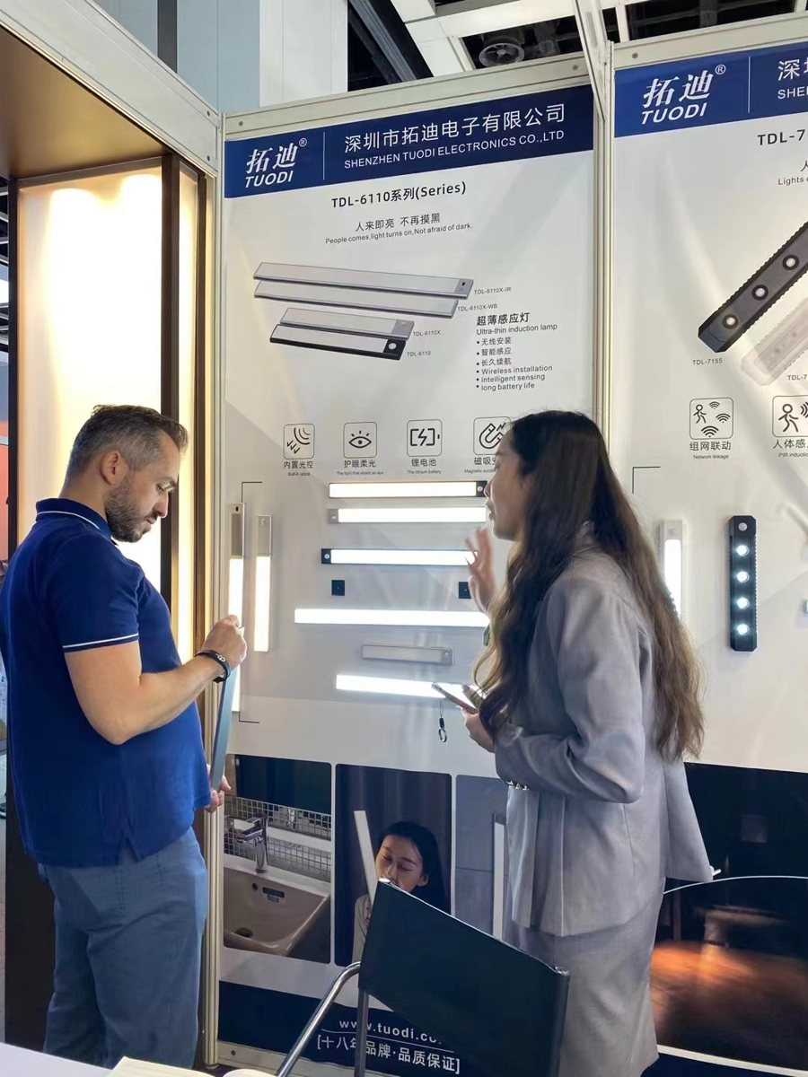 Product demonstrations at the TUODI exhibition booth